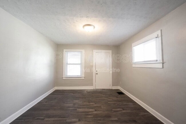 Building Photo - 915 N Drexel Ave