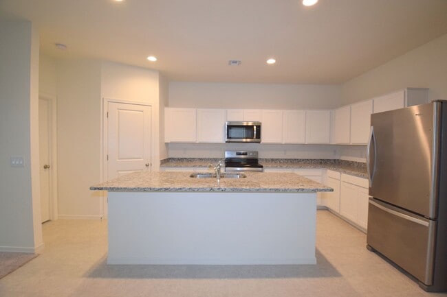 Foto del edificio - Practically new 4 bed 3 bath home in Mission Royale!