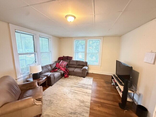 Foto del edificio - Three Bedroom Pre-Leasing- Carr St.