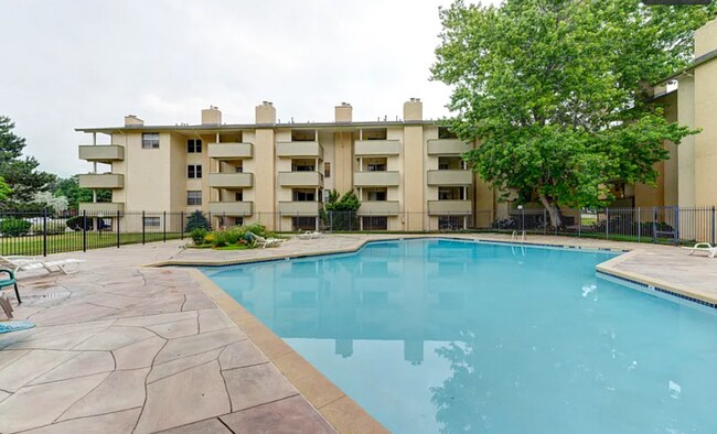 Stratford Park West Condominiums (S Building) - 3035 Oneal Pky