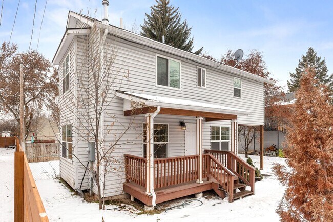 Building Photo - $2,300 - Three Bedroom House in Central Mi...