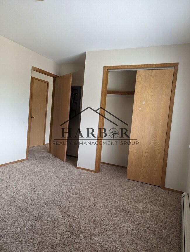 Foto del edificio - 2 Bedroom 1 Bath Partially Renovated - Cou...