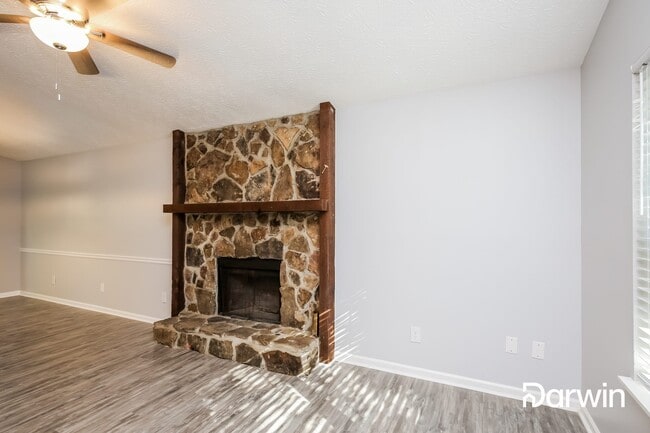Building Photo - 8387 Glenwoods Dr