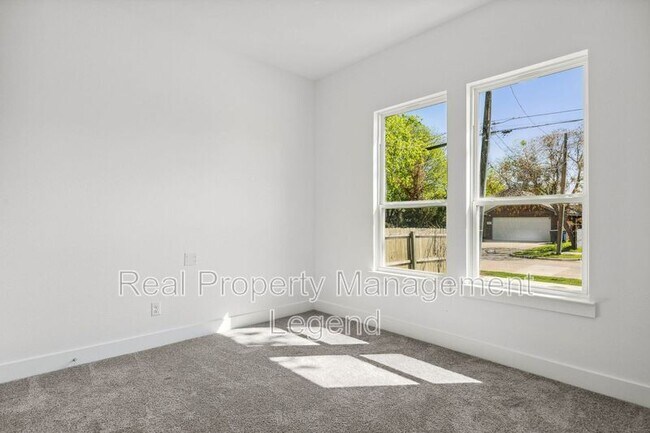 Building Photo - 4031 Vineyard Dr