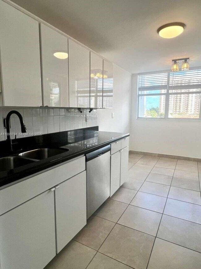 Building Photo - 100 Golden Isles Dr