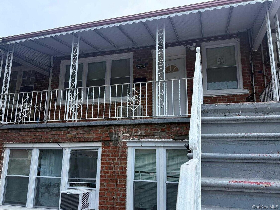 Foto principal - 726 E 83rd St