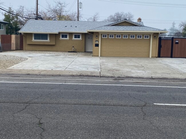 Building Photo - 5811 Hillsdale Blvd