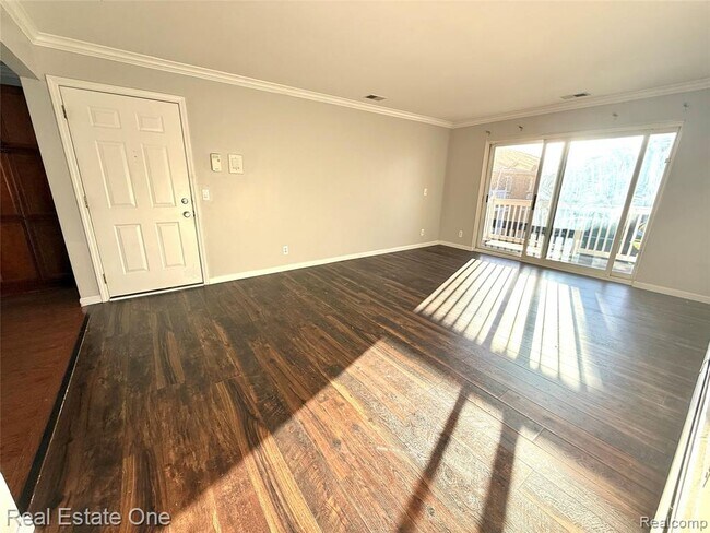 Foto del edificio - 2445 Torquay Ave