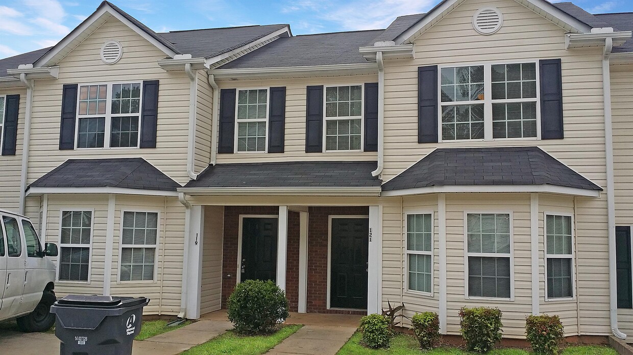 Primary Photo - 121 Evergreen Dr