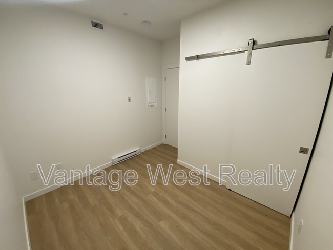 Building Photo - 604-604 Cawston Ave
