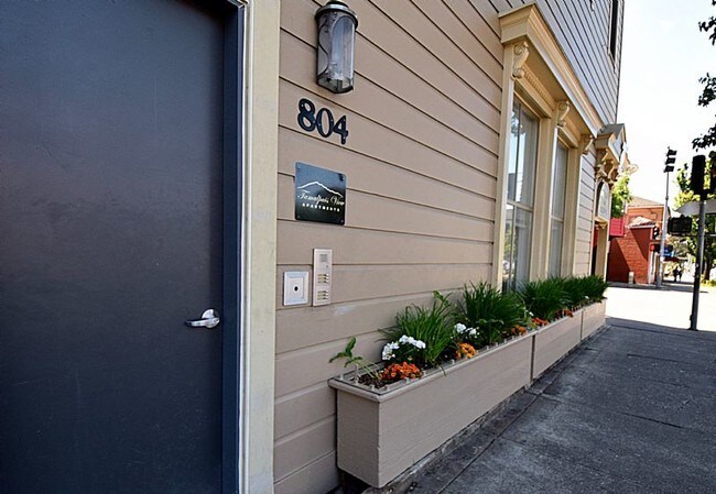 Foto del edificio - DOWNTOWN LARGE STUDIO, FULL KITCHEN, WALK-...