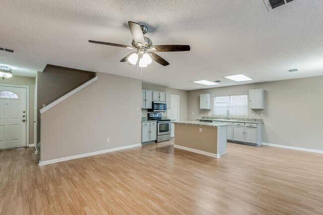 Building Photo - Updated 4BD, 2.5BA Home in Arlington with ...