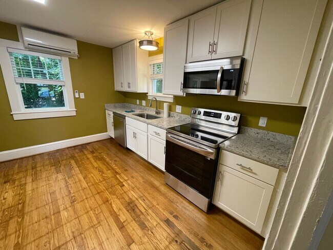 Building Photo - College Hill area Guest house