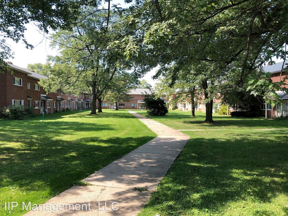 23755 Banbury Cir, Warrensville Heights, OH 44128 House Rental in