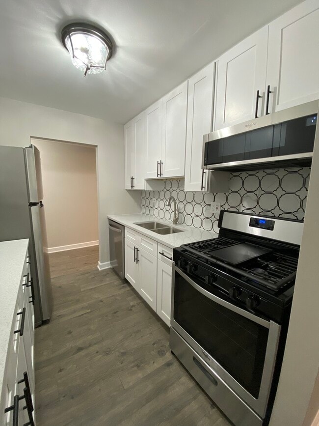 Building Photo - 2210 Country Club Dr