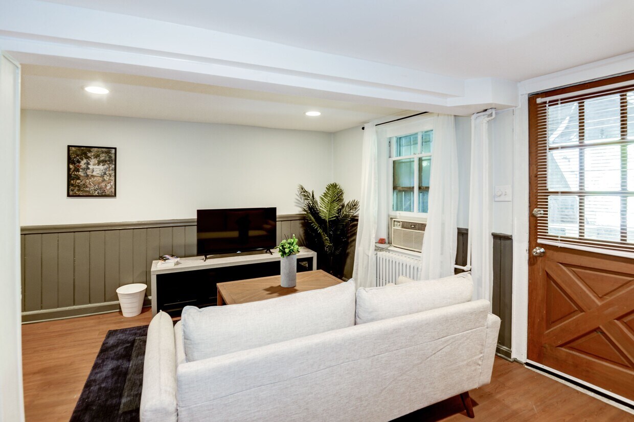 Foto principal - 659 Maryland Ave NE