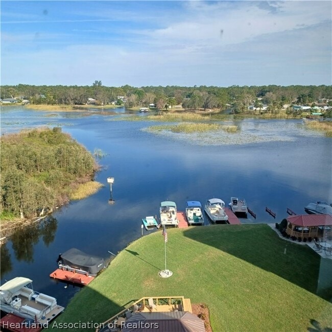 Building Photo - 121 Country Club Dr