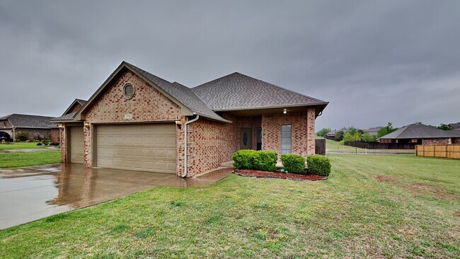 Foto del edificio - 4 Bedroom, 2 Bathroom 3 Car Garage Home in...