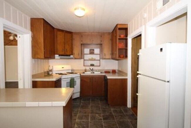 Foto del edificio - FOUR bedroom in Prime Location!