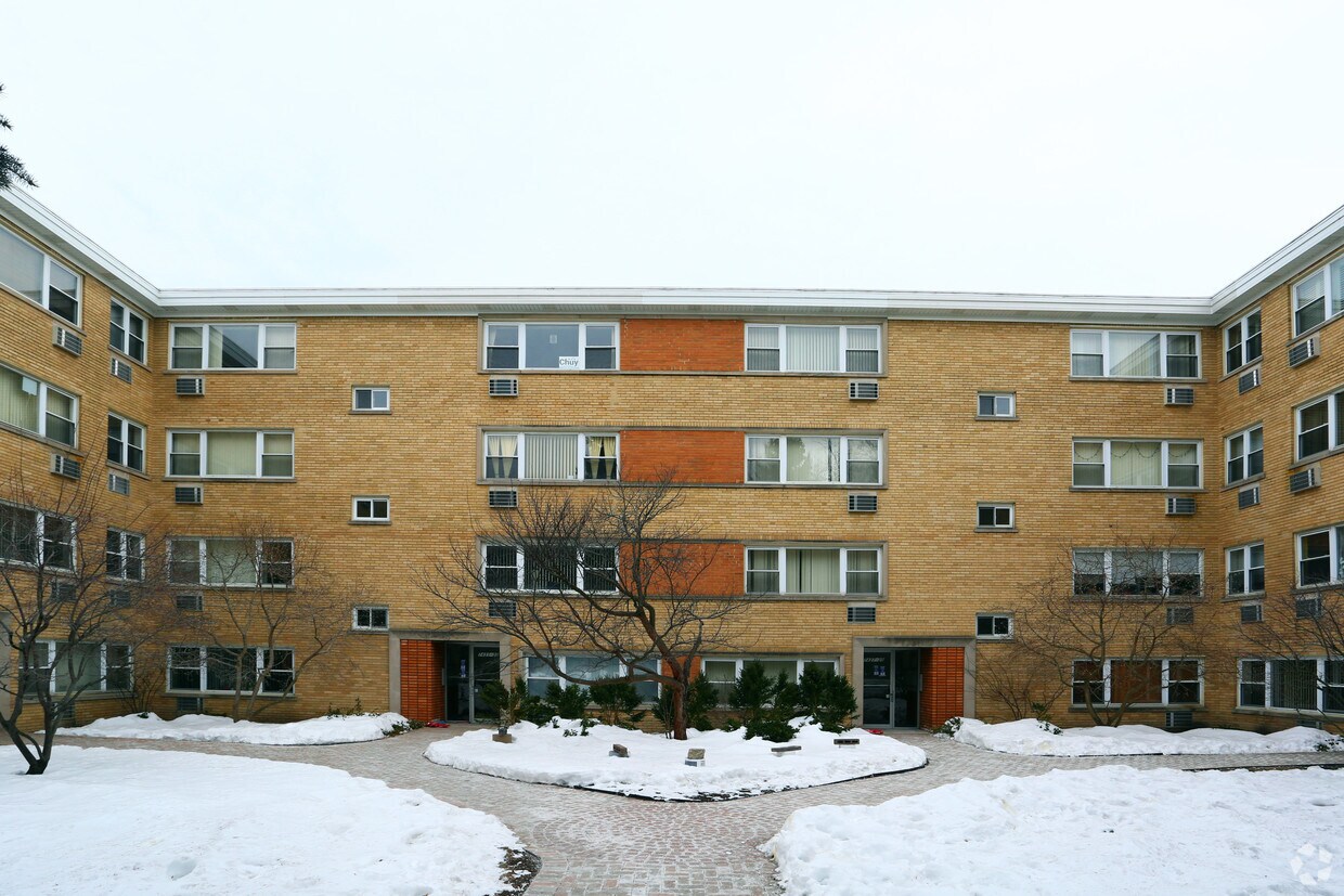 Foto del edificio - 7423-37 N Ridge Rd