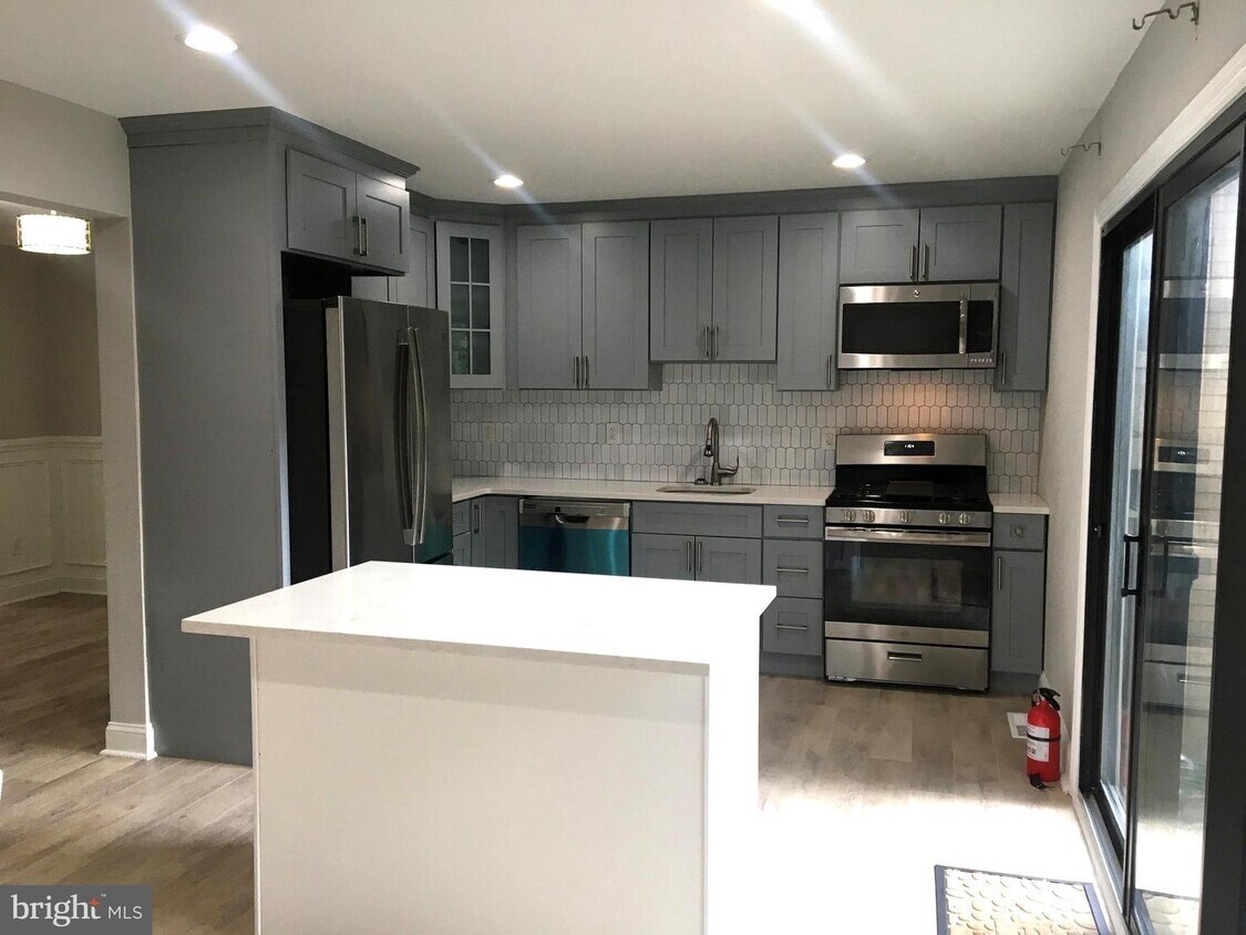 Foto principal - 592 Greenwich Ct