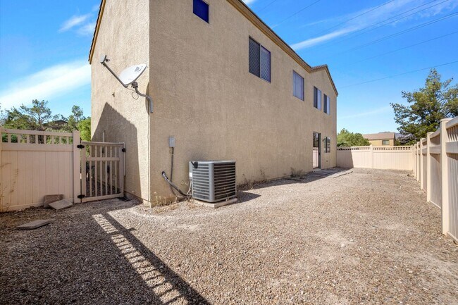 Foto del edificio - Nice Two Story Home with fenced yard and pet friendly owners.