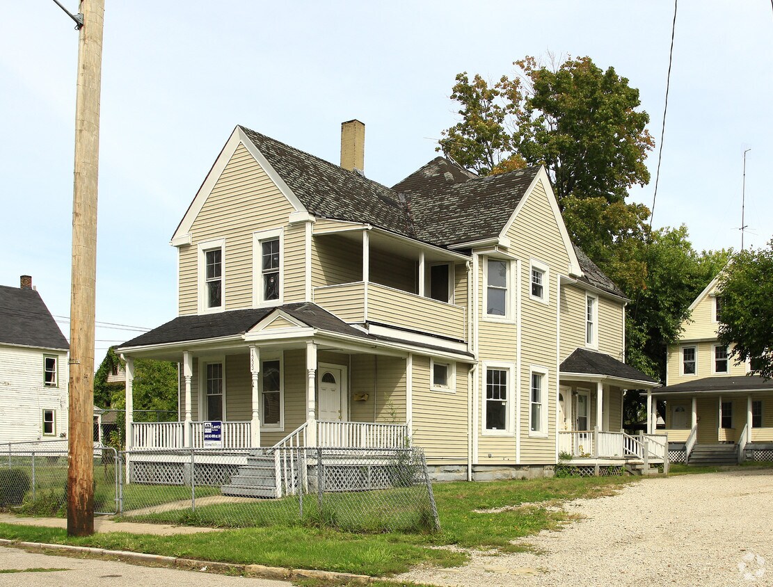 Building Photo - 1331-1333 Russell Rd