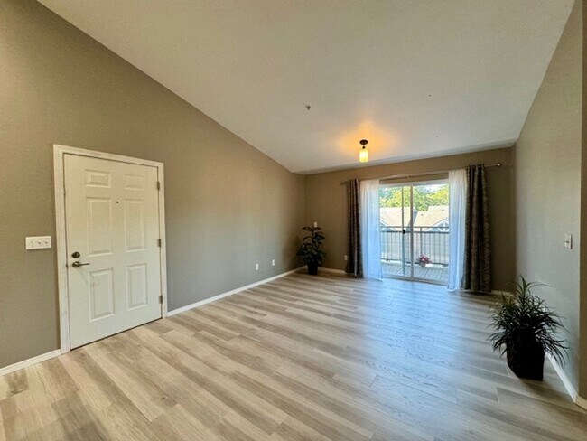 Building Photo - PENDING APPLICATION; Remodeled Westside Co...