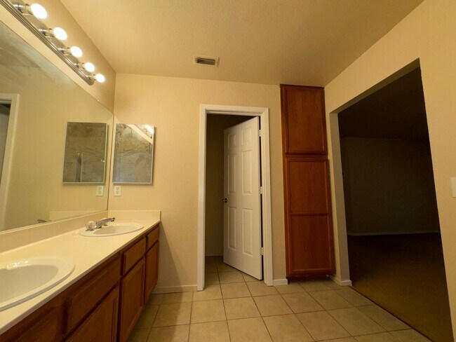 Building Photo - Conveniently Located Home