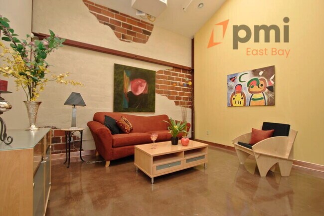 Foto del edificio - Bright Industrial-Style Loft in a Converte...