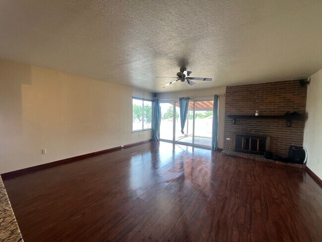 Building Photo - Spacious 4 Bedroom 2 Bathroom Home In The NE!