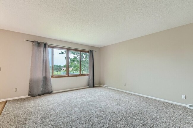 Foto del edificio - 13760 87th Avenue North, Maple Grove, MN, ...