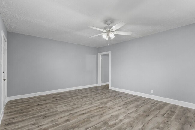 Building Photo - Charming 2-bedroom, 1-bathroom Duplex in C...