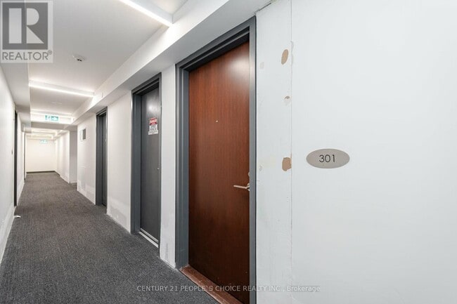Building Photo - 120-120 Varna Dr