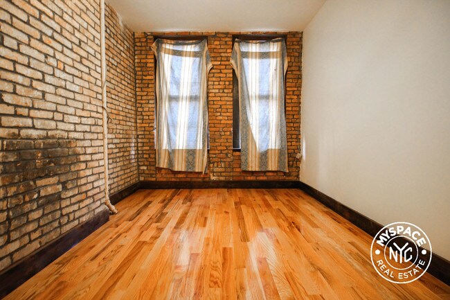 Building Photo - 464 Pulaski St