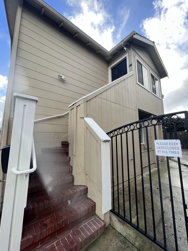Building Photo - 617 Cypress Ave