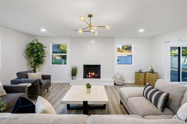 Foto del edificio - 1715 W Lawrence Ln