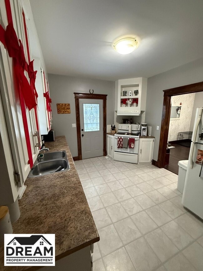 Building Photo - 473 Wellington St