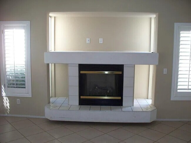 Livingroom - Gas Fireplace - 3307 Cheltenham St