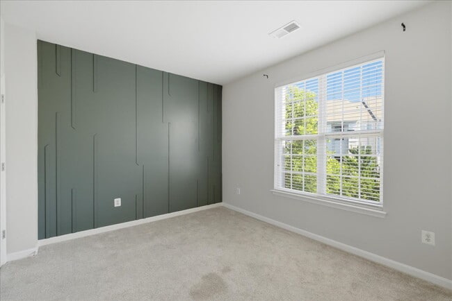 Building Photo - Elegant two bedroom and two bath Condo Living in the Heart of Potomac Falls