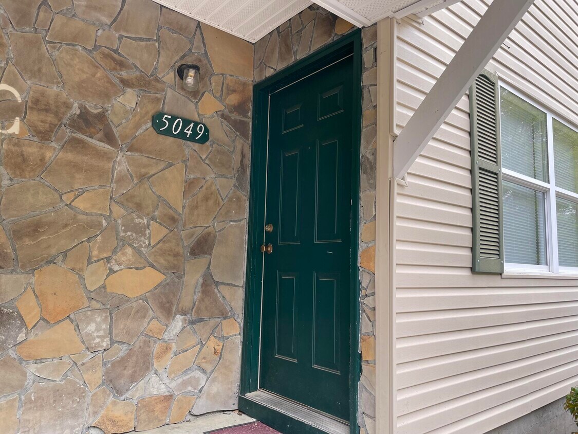 Foto principal - 5049 Southeastern Ln