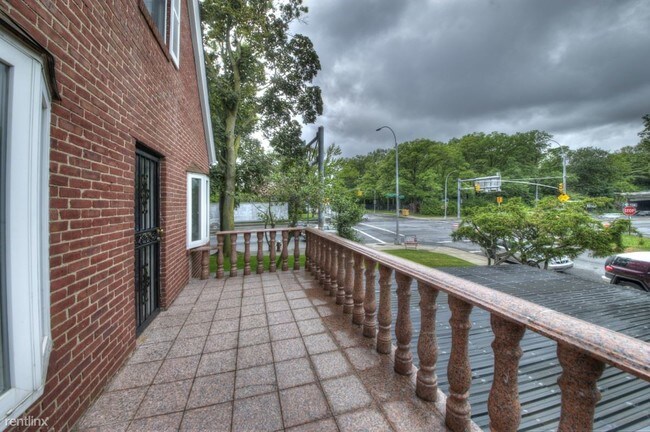 Foto del edificio - 8605 Francis Lewis Blvd