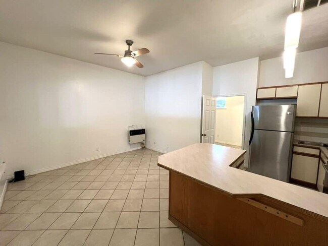 Building Photo - Preleasing One Bedroom on the Hill