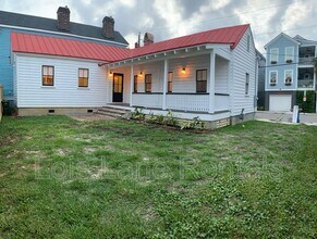 Building Photo - 5 Sheppard St