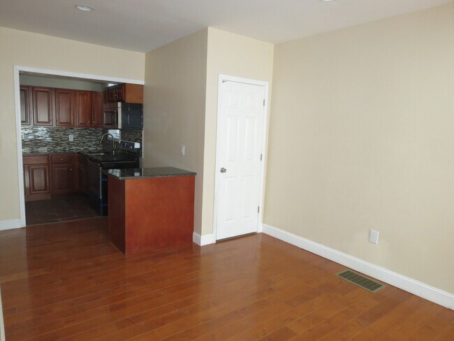 Foto del edificio - Great 2 Bedroom Available in Lower Moyamen...