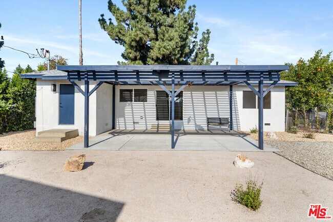 Foto del edificio - 15836 Chatsworth St