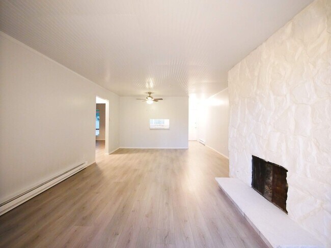 Building Photo - 2 Bed 1 Bath Condo Available for Rent!