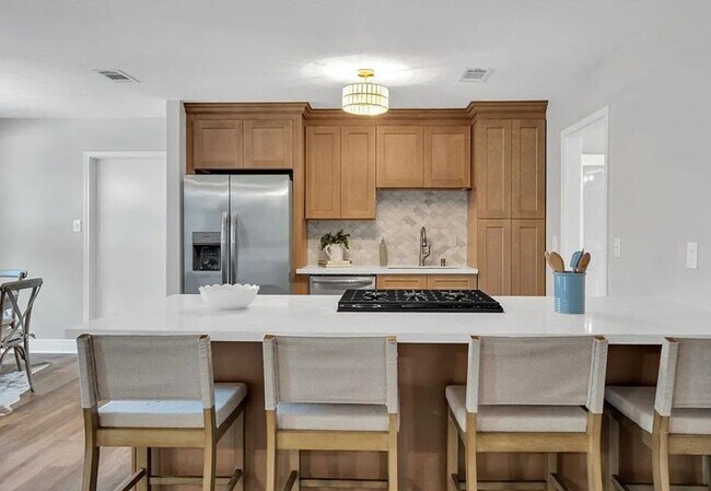 Building Photo - 1001 Dumaine St