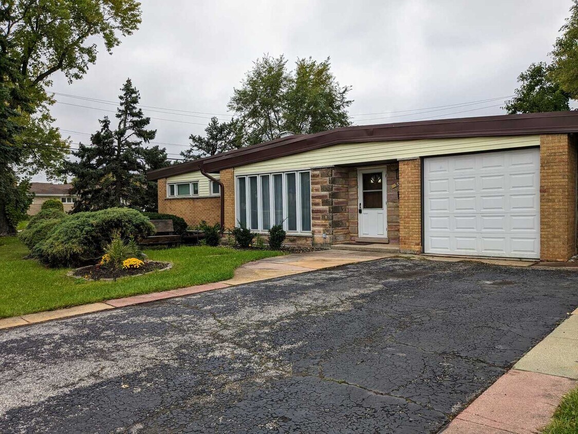 Primary Photo - 5604 N Redwood Dr