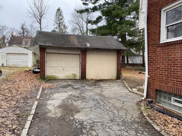 Building Photo - 737 Lake Dr